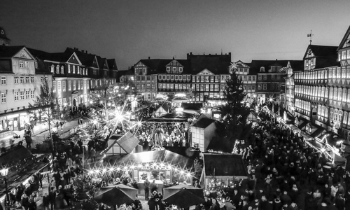 Auf dem Wolfenbütteler Weihnachtsmarkt findet am Abend eine Schweigeminute statt. Foto: Thorsten Raedlein