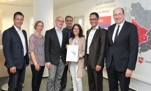 77.000 Euro, das ist die Summe die der Landkreis Goslar zusammen mit seinen Partner (TU Clausthal und zwei regionalen Unternehmen) heute für die Entwicklung einer innovativen Gesundheits-App erhalten hat. Kai Florysiak (Geschäftsführer Metropolregion AG), Heike Fliess (Landesbeauftragte – Leine-Weser), Thomas Wittwer (Projektmanager vom Landkreis Goslar), Dr. Daniel Tomowski (WiReGo), Diana Zucker (TU Clausthal), Jerry van der Sluys (AMENO GmbH) und Landesbeauftragter Matthias Wunderling-Weilbier. Foto: Landkreis Goslar
