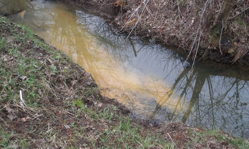 Eisenocker fließt aus einer Drainage. Foto: Landkreis Wolfenbüttel