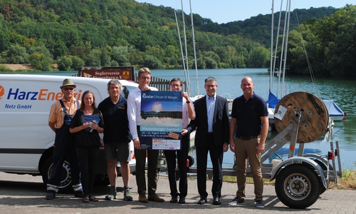 Übergabe der Stromkabel durch die Harz Energie GmbH & Co. KG an das Seefest Organisations-Team. Heinrich Waldfried (Harz Energie GmbH & Co. KG), Iris Weirich (GOSLAR marketing gmbh), Holger Sommer (Sommer Elektroinstallation Vienenburg), Christian Heskamp (Mitglied Organisations-Team Seefest), Dr. Hjalmar Schmidt (Geschäftsführer Harz Energie GmbH & Co. KG), Konrad Aichner (Harz Energie GmbH & Co. KG) und Martin Mahnkopf (Ortsvorsteher Vienenburg). Foto: GOSLAR marketing gmbh