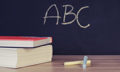 Erstklässler an Sassenburgs Grundschulen werden weiterhin mit Kreide schreiben lernen. Foto: pixabay