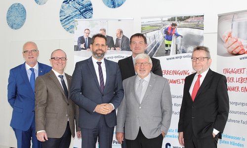 Umweltminister Lies informierte sich beim Wasserverband Peine: (v.l.n.r.) Bürgermeister Gemeinde Uetze Werner Backeberg, Geschäftsführer Olaf Schröder, Umweltminister Olaf Lies, Samtgemeindebürgermeister Dransfeld Matthias Eilers, Verbandsvorsteher Hans-Hermann Baas, 
und stellvertretender Verbandsvorsteher Michael Kessler. Fotos: Wasserverband Peine