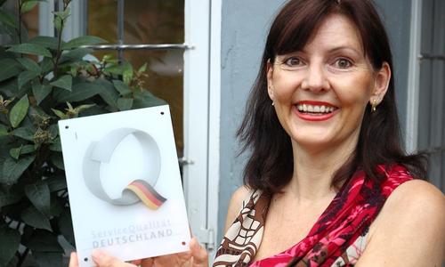 Projektkoordinatorin Dagmar Steffenhagen mit dem Qualitätssiegel "ServiceQualität Deutschland". Foto: Stadt Wolfenbüttel 