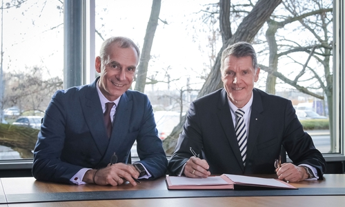 Knud Maywald, Vorsitzender des Vorstandes der Öffentlichen (rechts), und Vorstandsmitglied Dr. Alexander Tourneau bei der Unterzeichnung der PRI, den Prinzipien für verantwortungsvolles Investment. Foto: Heiner Köther / Öffentliche Versicherung Braunschweig