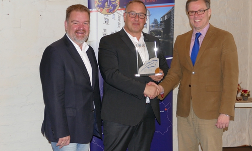 Landrat Dr. Andreas Ebel (rechts im Bild) gratuliert Michael Neuburger (Mitte) zum dritten Platz im bundesweiten Wettbewerb um die Kalligraphen im Deutschen Kraftfahrzeuggewerbe. Links im Bild: Thomas Böker, Vorsitzender der Kreisverkehrswacht Landkreis Gifhorn. 
Foto: Landkreis Gifhorn