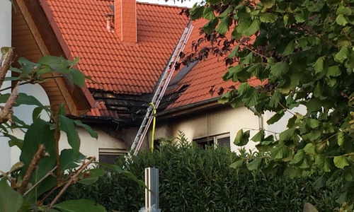 Großen Schaden richtete das Feuer auch am Dach an. Fotos: Werner Heise