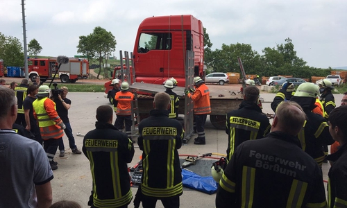 Die Feuerwehren verfolgten gespannt den Ausführungen ihrer Übungsleiter. Foto: Aktuell24(BM)