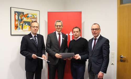 Bankdirektor Martin Schickram und Regionsleiter der Braunschweigischen Landessparkasse überreichen den Sponsoringvertrag an IWW-Mitglied Andre Volke und den zweiten Vorsitzenden der IWW Harald Borm. Foto: Max Förster
