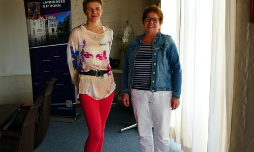 Die Leiterin der Stabsstelle Integration Audrey Grothe (links) mit Sozialpädagogin Jutta Leinemann, die sich vor allem auf die Vernetzung aller am Integrationsprozess Beteiligten konzentrieren wird. Foto: Landkreis Gifhorn