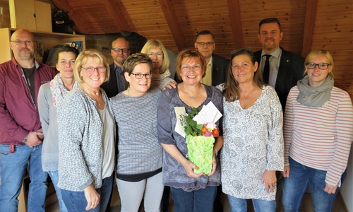 Vertreterinnen und Vertreter von Verwaltung, Kindergarten und Personalrat verabschiedeten Edeltraud Weil (vorne, Mitte) in den Ruhestand.

Foto: Gemeinde Lehre