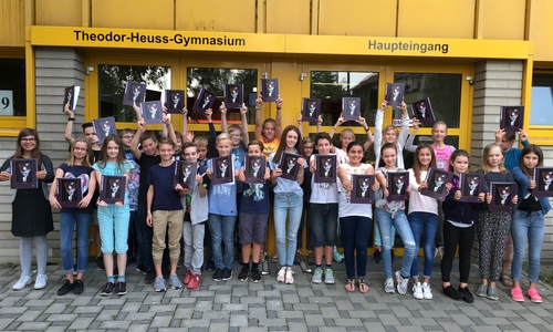 Die Schüler des THG freuen sich über das neue Jahrbuch. Foto: Privat