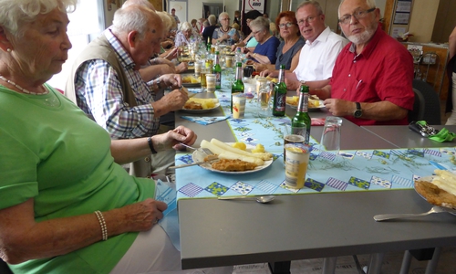 AWO-OV-Vorsitzender Hans-Joachim Kröger (2. Von rechts) im Kreise der Teilnehmenden beim traditionellen AWO-Spargelessen im „C 83“. Daneben Hannelore Schweigel und am Kopfende der Tafel AWO-Seniorenleiterin Marianne Geffers. Foto: Sabine Resch-Hoppstock