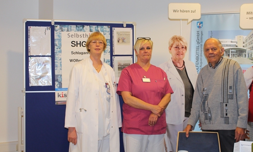 Ärztin Cornelia Axmann (links) und Leiter der Schlaganfall-Selbsthilfegruppe Klaus Ebers standen heute im Klinikum für Fragen und Informationen bereit. Foto: Jan Borner