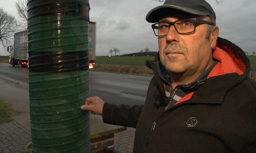 Rainer Liebrenz zeigt seine Blitzersäule. Dies ist die erste Version, an einer verbesserten Variante arbeite er bereits. Video/Fotos: aktuell24(DC)