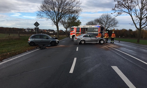 Crash auf der B214. Bei dem Unfall wurden drei Personen verletzt. Fotos: aktuell24(KR)