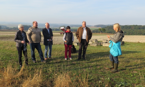 Landrätin Christiana Steinbrügge, Samtgemeindebürgermeister Andreas Memmert, Umweltdezernent Claus-Jürgen Schillmann, Samtgemeindesbürgermeisterin Regina Bollmeier und der Werlaburgdorfer Kreispolitiker und Landtagsabgeordnete Frank Oesterhelweg (von links) trafen sich auf der Streuobstwiese bei Werlaburgdorf zum Informationsaustausch. Rechts daneben Diplom-Biologin Susanne Kracht. Foto: Landkreis