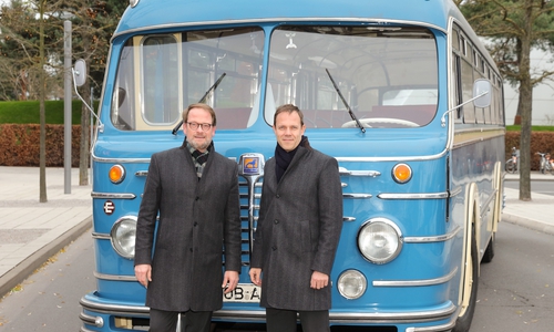 Roland Clement, Vorsitzender der Geschäftsführung der Autostadt, (rechts) und Claudius Colsman, Mitglied der Geschäftsführung der Autostadt, präsentieren das neue ZeitHaus-Exponat. Fotos: Mario Westphal