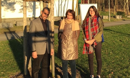 Inchirah Hababaou (Mitte) mit dem Geschäftsführer des Islamischen Kulturzentrums, Mohamed Ibrahim (links) und Ronia Hicheri vom Referat Repräsentation, Internationale Beziehungen der Stadt (rechts). Foto: Stadt Wolfsburg