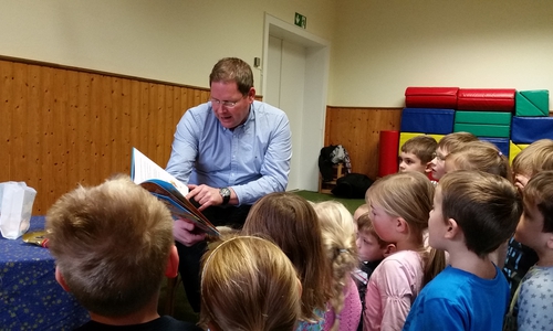 Marcus Bosse las für kinder in Schladen. Foto: Privat