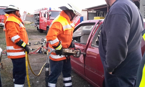 Das Übungsauto wurde von einem Schrottplatz zur Verfügung gestellt. Foto: Feuerwehr Dettum