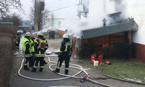 Die Einsatzkräfte der Feuerwehr bekämpfen die Flammen. Fotos: Marian Hackert