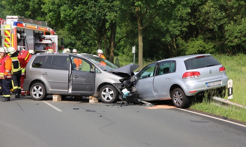 Die Verletzten waren in diesen Fahrzeugen eingeklemmt und mussten von der Feuerwehr herausgeschnitten werden. Fotos: Rudolf Karliczek