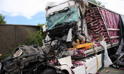 Der Fahrer dieses LKW hatte keine Chance. Ein trauriges, aber bekanntes Bild auf der A2. Foto: Rudolf Karliczek