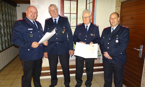 Gemeindebrandmeister Alexander Steek, Oberlöschmeister Wolfgang Rebentisch (60 Jahre), 1. Hauptfeuerwehrmann Alois Marquordt (50 Jahre) und Ortsbrandmeister Klaus-Rüdiger Peik (v. li.). Fotos: Peter G. Matzuga