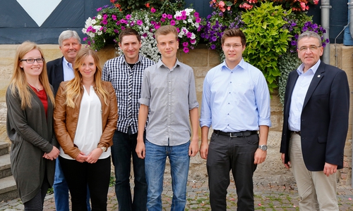 Die Stadtverwaltung begrüßte am Montag vier neue Auszubildende (v. l.): Cara Kühn, Hauptamtsleiter Olaf Danell, Vreni Koziol, Ausbildungsleiter Sebastian Sontopski, Patrick Sandström, Marcel Stoschek und Bürgermeister Thomas Pink. Foto: Stadt Wolfenbüttel