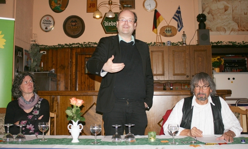 Minister Christian Meyer erläutert in Cremlingen die sanfte Agrarwende, links Ghalia El Boustami, die Bundestagskandidatin der Grünen, rechts Diethelm Krause-Hotopp von den Cremlinger Grünen. Foto: Privat