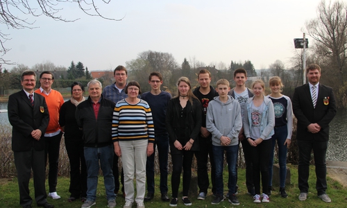Die anwesenden Geehrten; ganz links: Andreas Werner (Ortsgruppenvorsitzender), ganz rechts Gerrit Meisel (Vertreter des Bezirks Braunschweig). Foto: DLRG