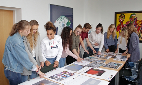 Teilnehmer des Kunst-Leistungskurses das 12. Jahrgangs der Wolfsburger Heinrich-Nordhoff-Gesamtschule prüfen die ersten gedruckten Seiten für den ready4work-Kunstkalender 2018. Foto: Wolfsburg AG | Kommunikation, Marketing und Stabsfunktionen