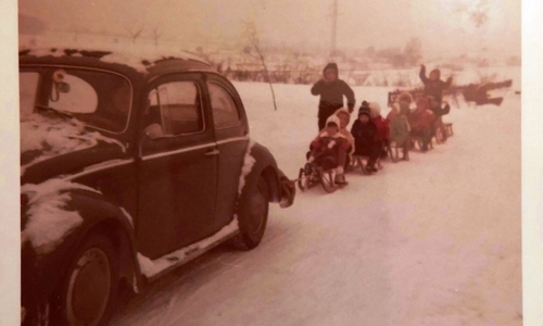  Das Foto von Ruth Kagelmann aus dem Jahr 1971 zeigt eine VW-Käfer unterstützte Schlittenfahrt Auf der Günne.