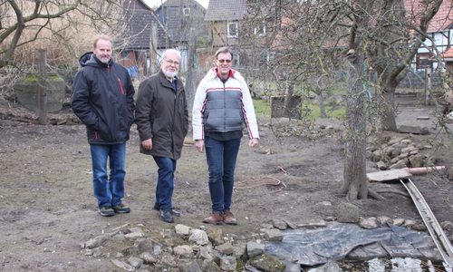 Bernhard Foitzik, Hilmar Nagel und Lutz Seifert bei der Besichtigung
einer Versickerungsanlage. Foto: Bündnis 90/Die Grünen