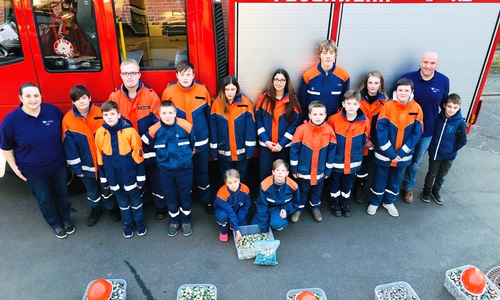 Holger Busse und Dana Stallmann zusammen mit der Jugendfeuerwehr Rosenthal. Foto: Jörg Stallmann