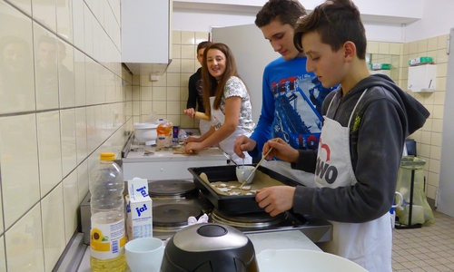 Die Kinder und Jugendlichen beim AWO-Projekt „Über den Tellerrand“ im Dezember in der Schöppenstedter Begegnungsstätte. Foto: Privat