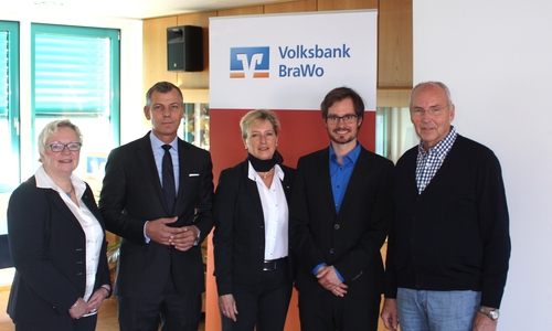 V.l. Margit Engel (Leiterin Firmenkundengeschäft der Volksbank Wolfsburg & Gifhorn), Dr. Franc Zimmermann (Rechtsanwalt und Insolvenzverwalter), Claudia Kayser (Leiterin der Direktion Wolfsburg der Volksbank BraWo), Kostja Hausdörffer (Berater für Unternehmensgründung und -förderung der IHK Lüneburg-Wolfsburg) und Wolfgang Herzog (Wirtschafts-Senioren-Beraten e.V.). Fotos: Jan Weber