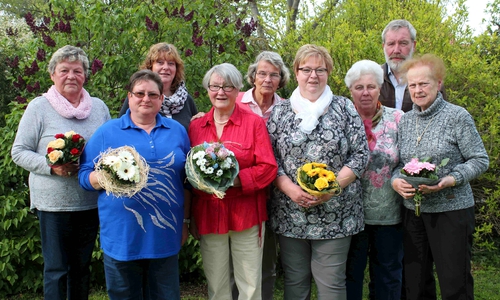 Von links: Christa Neurath, Wanda Fricke (Beisitzerinnen), Ulrike Godehard - Müller (Kassenwartin), die ehemalige Vorsitzende Heidi Förster, Ute Schliephacke (Beisitzerin), die neue Vorsitzende Ute Heider, die verabschiedete Beisitzerin Marlies Flemming, Bürgermeister Karl- Heinz Müller, der zur Neuwahl gratulierte, die verabschiedete Kassenwartin Helga Gerike. Foto: Bernd-Uwe Meyer
