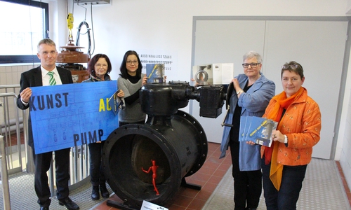Der Katalog zu "Kunst auf Pump" ist ab sofort im Alvar-Aalto-Kulturhaus zu bekommen. Foto: Bernd Dukiewitz