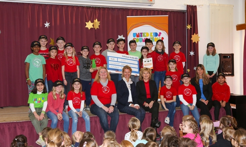 Claudia Kayser, Botschafterin des Kindernetzwerks United Kids Foundations und Leiterin der Direktion Wolfsburg von der Volksbank BraWo (6. von links, vorne), gratulierte der Klasse 4a der Grundschule Käferschule zum Sieg und übergab neben der Trophäe und der Urkunden auch ein Preisgeld über 250 Euro für die Klassenkasse.

Fotos: Volksbank BraWo/ Michael Uhmeyer-KURT Media
