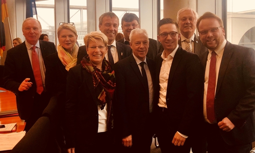 Falko Mohrs (3.v.r.) hat Freude an seiner Arbeit im Wirtschaftsausschuss. Foto: SPD