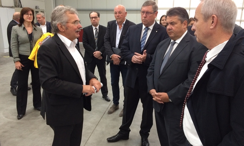 Dr.-Ing. Jochen Stöbich (links) berichtet Sigmar Gabriel im Beisein von Landrat Thomas Brych (rechts) von seinem Vorhaben.