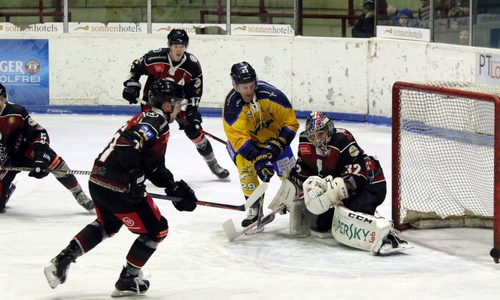Trotz einer starken Leistung von Goalie Fabian Hönkhaus, konnten die Falken den Sieg der Trappers nicht vermeiden. Foto: Frank Neuendorf/Jahn Pictures