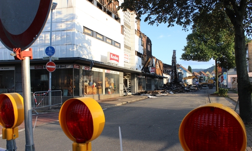 Das Feuer in dem ehemaligen Möbelhaus in Bündheim wurde laut Polizei gelegt. Foto: Anke Donner 