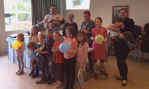 Die Theaterleute mit den Kindern. Foto: Gemeinde Lehre