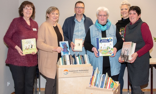 v.l. Ulrike Jürgens und  Dagmar Ammon vom Hospizverein, Carsten Richter, ehrenamtliches Hospizmitglied Helga Hoffmann, Koordinatorin Eva Reuleke, Schulleiterin Birgit Oppermann, Grundschule Harztorwall.
Foto: Tanja Bischoff