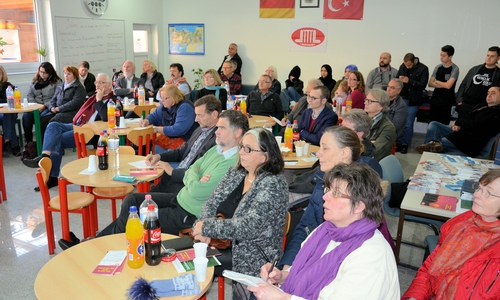  Vor kurzem veranstaltete die Türkisch-Islamische Gemeinde zu Northeim in Kooperation mit dem Bundesministerium für Familie, Senioren, Frauen und Jugend in ihren Räumen ein Seminar mit dem Thema "Islam - Was ist Glauben, was ist extrem?". Foto: Priesmeier.
