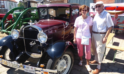 Heide und Hans-Jürgen Homann mit ihrem Oldtimer. Foto: privat