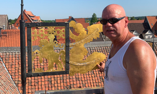 Stadt-Mitarbeiter Udo Meyerhof montiert die Wetterfahne. Foto: Stadt Wolfenbüttel