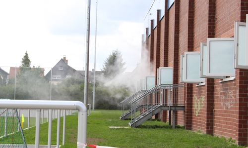 Zehn Feuerwehren rückten aus, um einen Brand in der Sporthalle Cremlingen zu bekämpfen. Foto: Max Förster